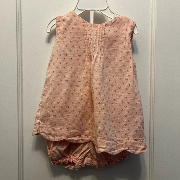 Adorable scalloped shirt and bloomers - Picture 1 of 3
